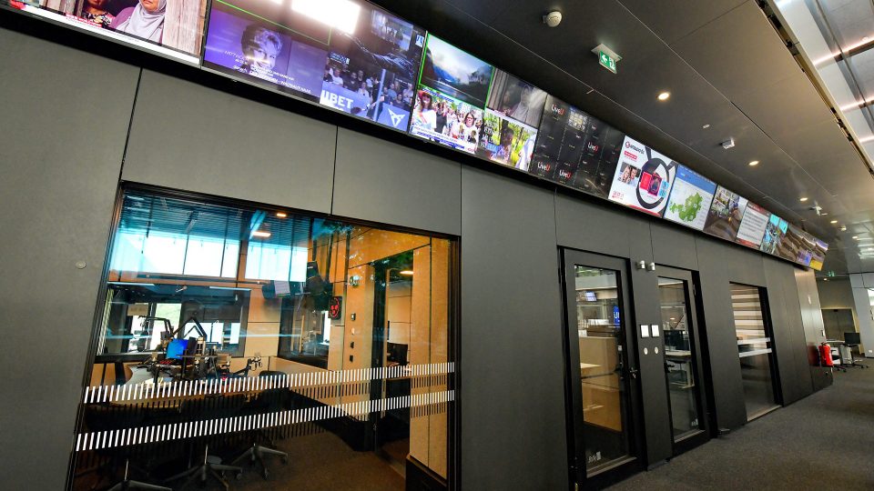 ORF - Gang mit Bildschirmen